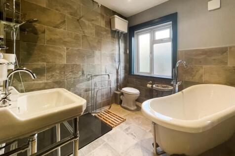 High Street, Bathroom 2.jpg