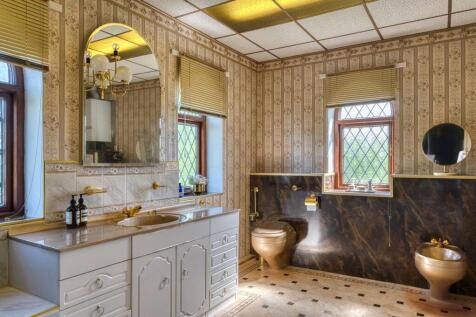 Principal Bathroom