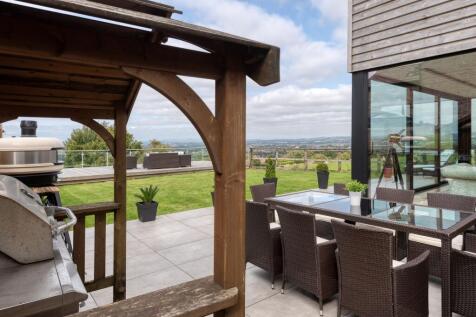 Outdoor Dining and BBQ