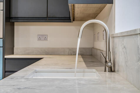 1376851-5-690e10d...