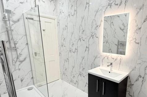 Family Bathroom 2