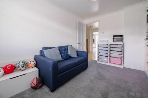 Bed 4/Playroom