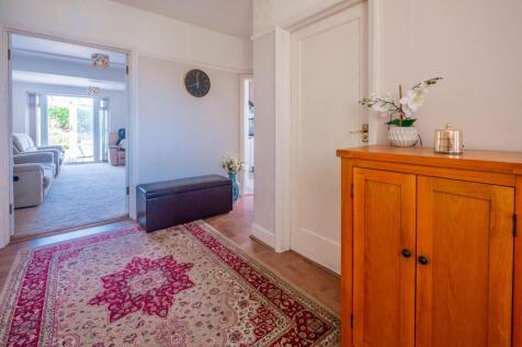 SPACIOUS ENTRANCE HALL