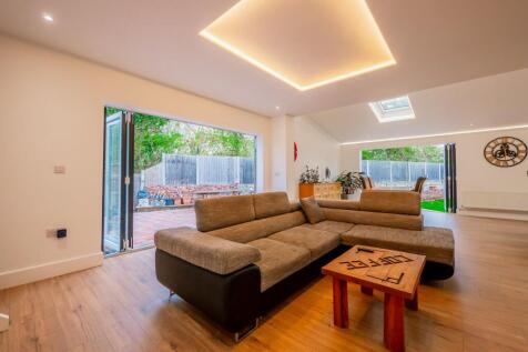 Lounge/Dining Area d