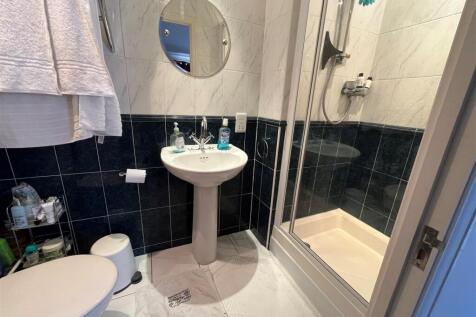 En suite bathroom.jpg