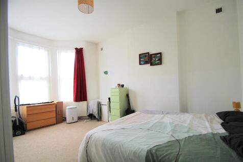 146 Hainault Bedroom 1 Bright  GOOD .JPG