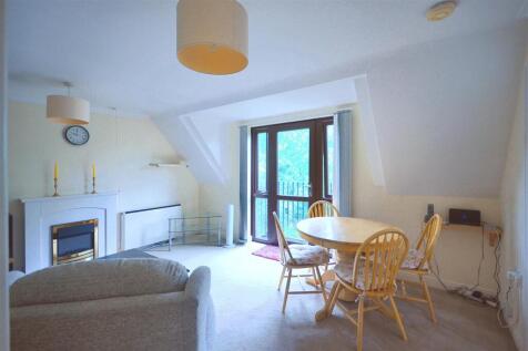 Sitting Room/Dining Area