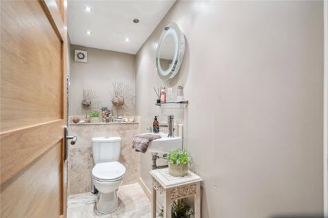 Bed 5 Cloakroom