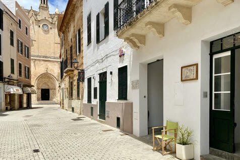 A grand property and small business opportunity in beautiful Ciutadella!