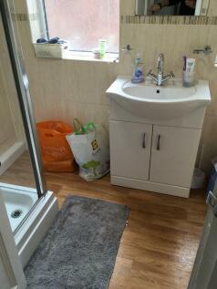1) 11 Auckland Avenue Bathroom 06.08.2020.jpg