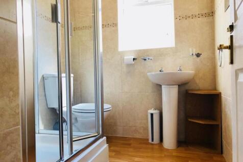 1) 11 Ash Grove Flat B Bathroom 13.12.2018.jpg