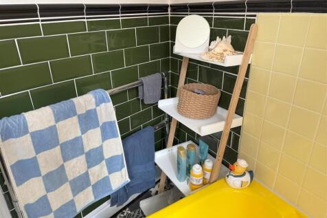 upstairs bathroom 2.jpg