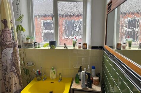 upstairs bathroom.jpg