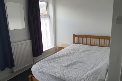 Bedroom 4.4.jpg