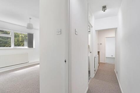 15 Makinen House - Hallway.jpg