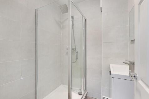 15 Makinen House - Shower.jpg