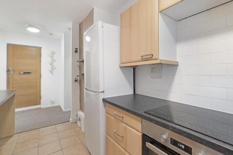 15 Makinen House -Kitchen 3.jpg