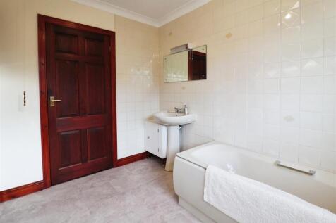 Bathroom 2 (NEW).JPG
