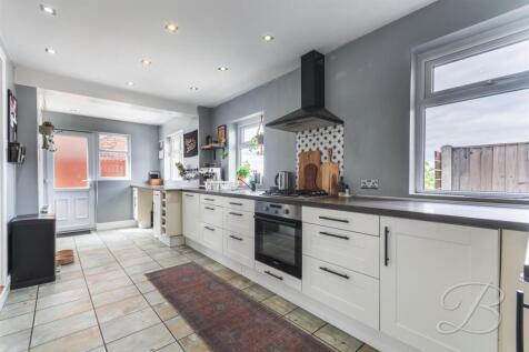 2 - Kitchen.jpg