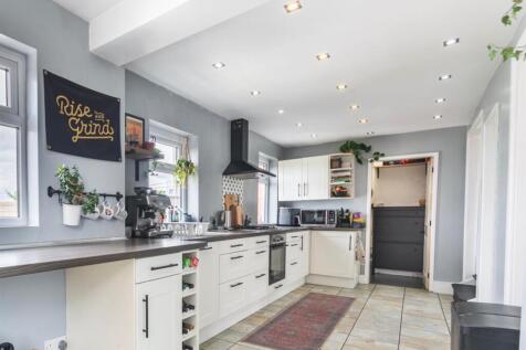 3 - Kitchen.jpg