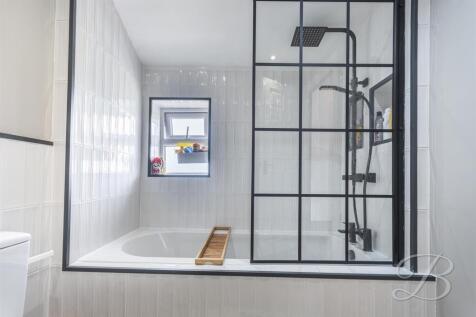 17 - Bathroom.jpg