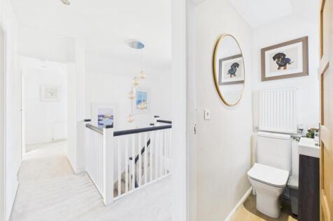 LANDING UPSTAIRS WC.jpg