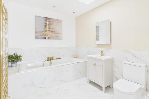 EN-SUITE BATHROOM.jpg