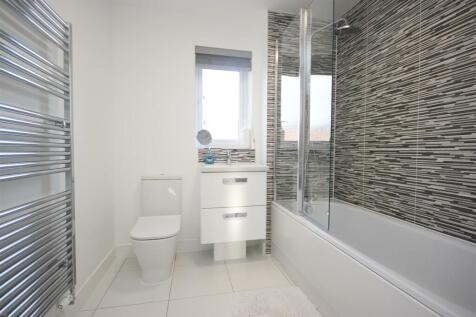 family bathroom.JPG