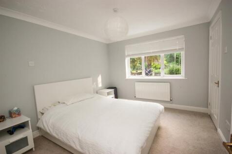 bed 5 - Dining Room..jpg