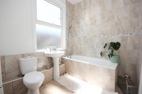 downstairs bathroom.JPG