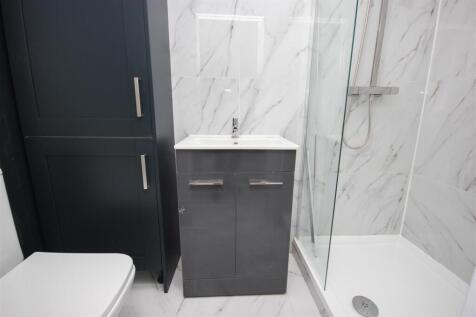 downstairs bathroom..jpg