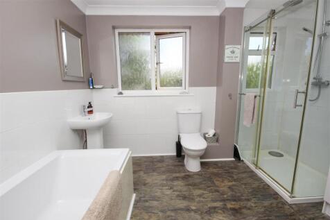 Bathroom..jpg