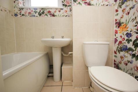 family bathroom.JPG