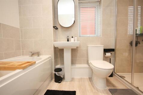 family bathroom.JPG