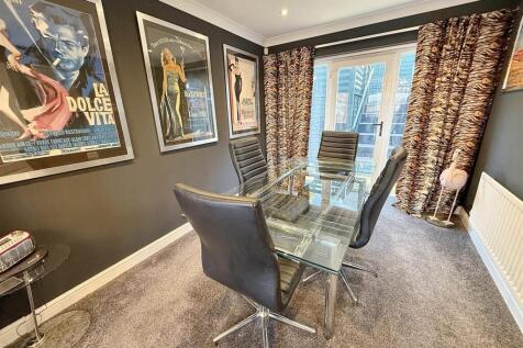 DINING/LOUNGE