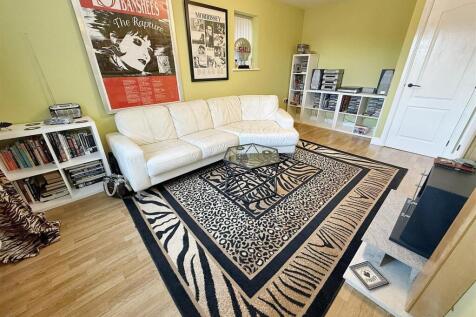 LOUNGE/BEDROOM