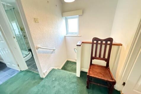FIRST FLOOR LANDING