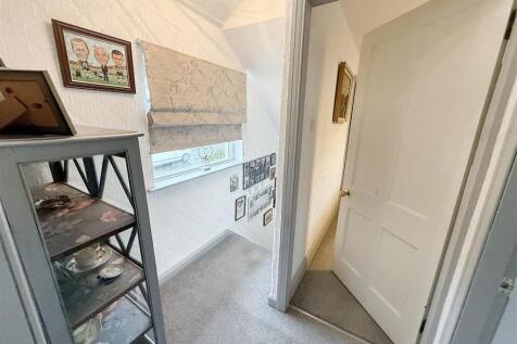 FIRST FLOOR LANDING