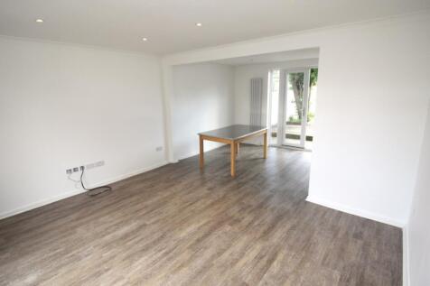 3 Bedroom Semi-detached house in Hounslow