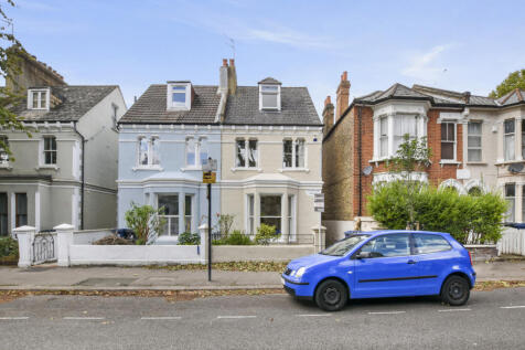 3 bed semi-detached house APPROX 1300 sq. FT