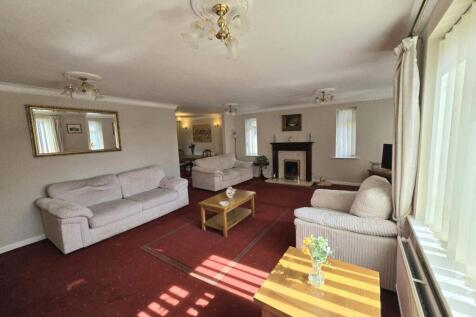 L shaped Lounge/dining room