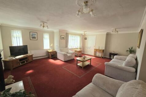 L shaped Lounge/dining room