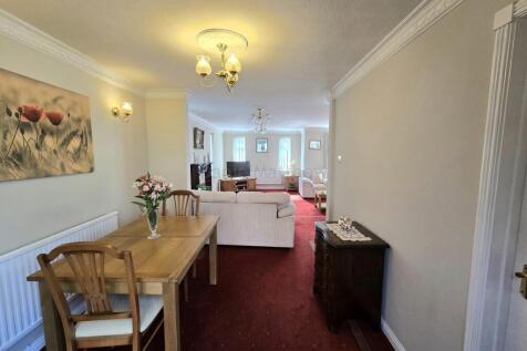 L shaped Lounge/dining room