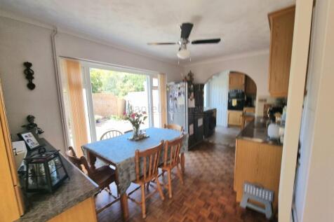 Kitchen/ Breakfast Room