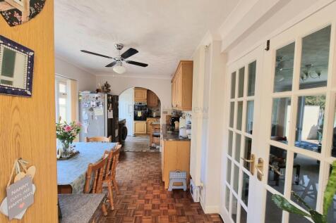 Kitchen/ Breakfast Room