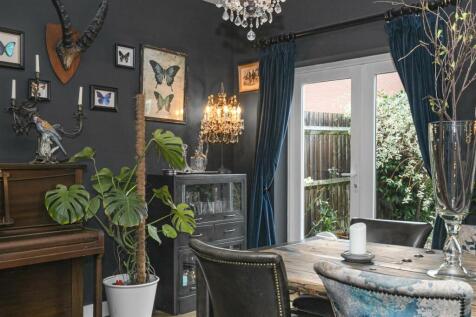 Feature Dining Room b.jpg
