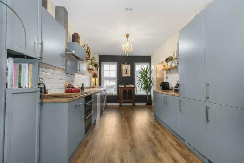 Kitchen b.jpg