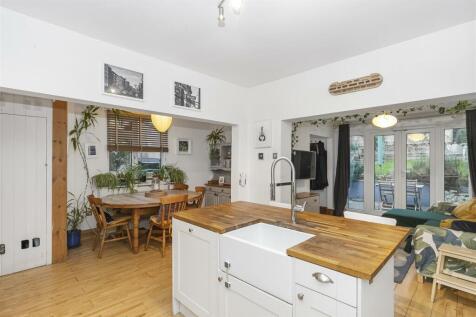 Kitchen 1.jpg