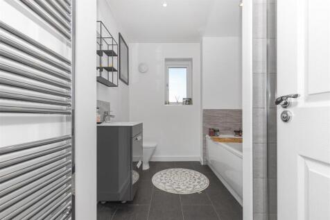 Bathroom 1.jpg