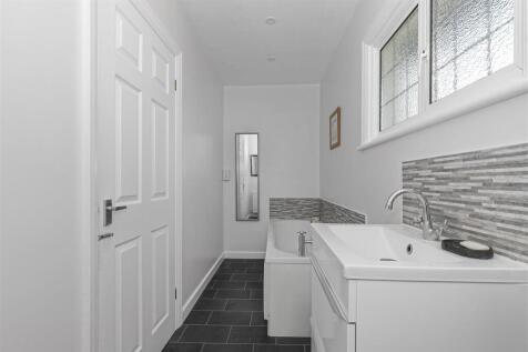 Bathroom 1.1.jpg